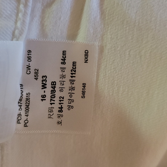 White Levi's Signature High Rise distressed shorts - Picture 4 of 6